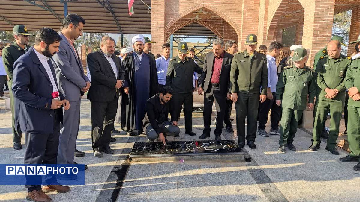 آغاز هفته بسیج دانشآموزی با غبارروبی مزار شهدای جوادالائمه توسط مسئولان و دانشآموزان بسیجی