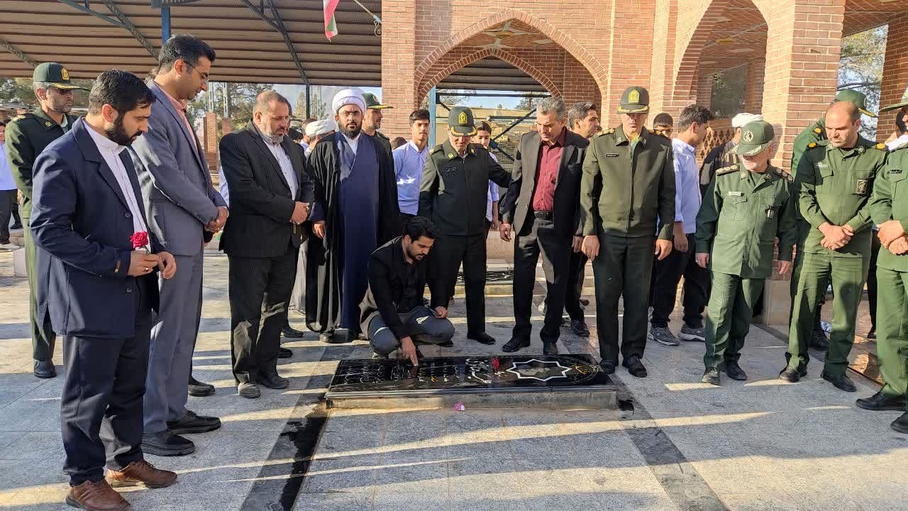 آغاز هفته بسیج دانش‌آموزی با غبارروبی مزار شهدای جوادالائمه توسط مسئولان و دانش‌آموزان بسیجی