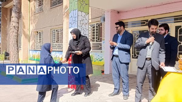 تقدیر از برگزیدگان مسابقات قرآن، عترت و نماز در دبیرستان حضرت سکینه