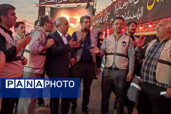 خدمت‌رسانی دانش‌آموزان در موکب «عشاق‌الحسین(ع)» سازمان دانش آموزی شهرستانهای تهران