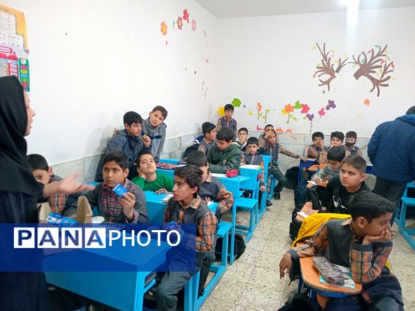 توزیع شیر گامی برای سلامت و نشاط دانش‌آموزان در دبستان شهید پسندیده فدافن 