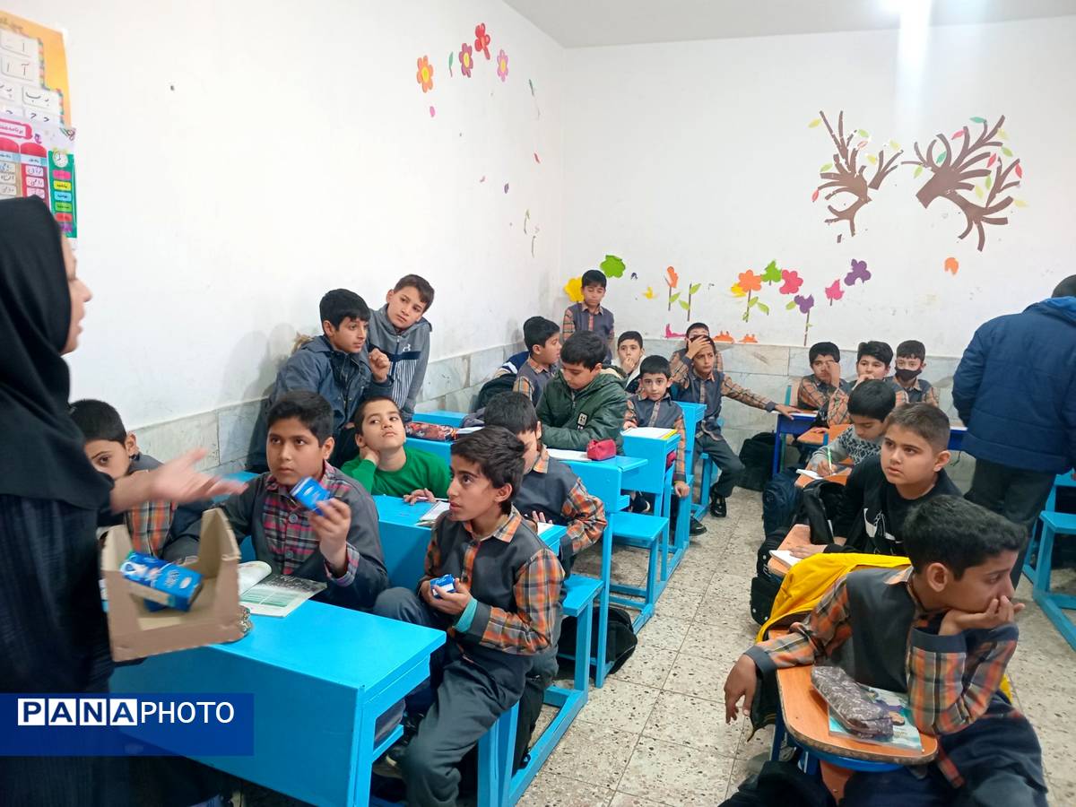 توزیع شیر گامی برای سلامت و نشاط دانش‌آموزان در دبستان شهید پسندیده فدافن 