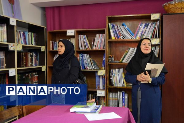  بازدید از کتابخوانه مدرسه حکمت بهارستان‌دو