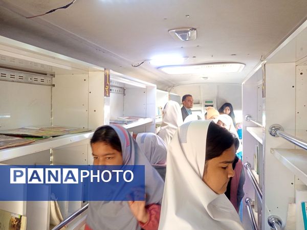 بازارچه کتاب در دبستان سمیه