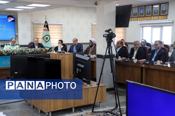 گل‌های قدردانی دانش‌آموزان پیشتاز برای حافظان امنیت