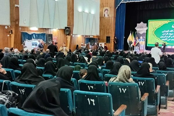 حاملان قرآن چراغ هدایت جامعه‌اند