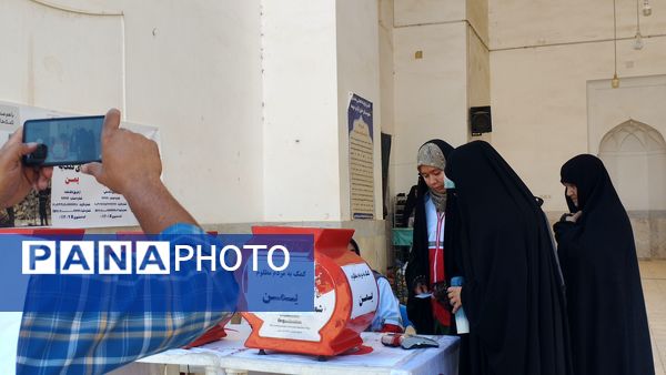 برپایی میز خدمت در مصلی نماز جمعه شهرستان خلیل‌آباد