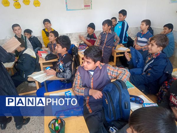 توزیع شیر گامی برای سلامت و نشاط دانش‌آموزان در دبستان شهید پسندیده فدافن 