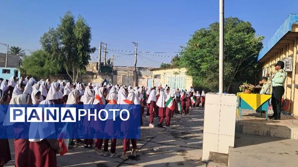 دیدار صمیمانه مأموران نیروی انتظامی با دانش‌آموزان دبستان استقلال 