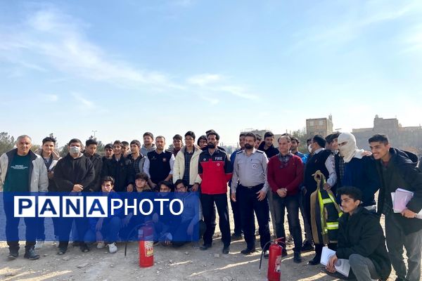  آماده‌سازی مانور زلزله با آموزش آتش‌نشان‌ها در مدرسه نمونه‌دولتی شهید مطهری رباط‌کریم