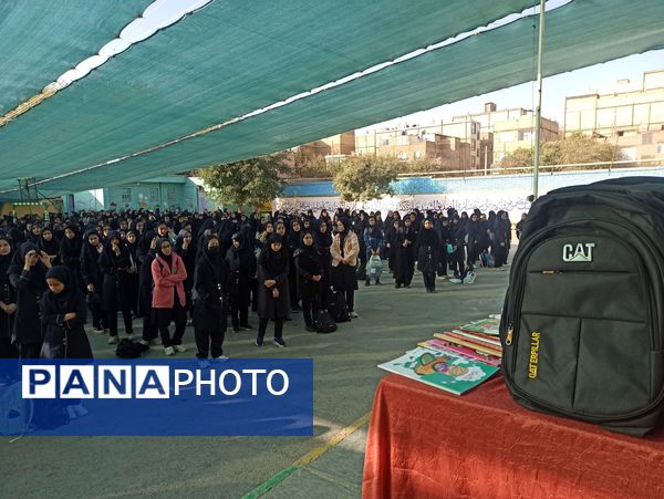 جشن عاطفه ها در دبیرستان دلیری ناحیه دو 