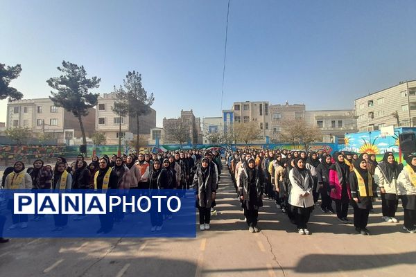 برگزاری مراسم گرامیداشت هفته بسیج در مدرسه شهید زهره‌وند قرچک