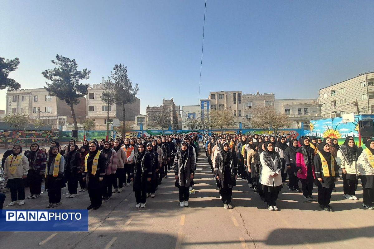 برگزاری مراسم گرامیداشت هفته بسیج در مدرسه شهید زهره‌وند قرچک