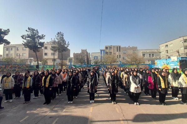 برگزاری مراسم گرامیداشت هفته بسیج در مدرسه شهید زهره‌وند قرچک