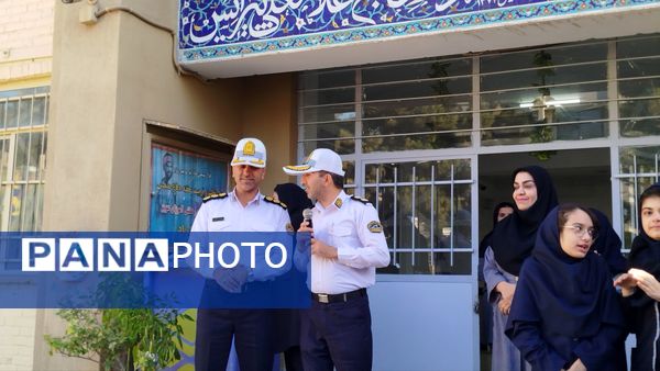 گرامیداشت هفته نیروی انتظامی در دبیرستان دخترانه پیرایش یک