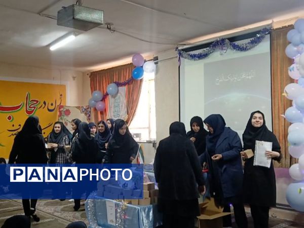 تقدیر از دانش‌آموزان برتر آموزشی، پرورشی و ورزشی دبیرستان آزرم ناحیه یک مشهد 