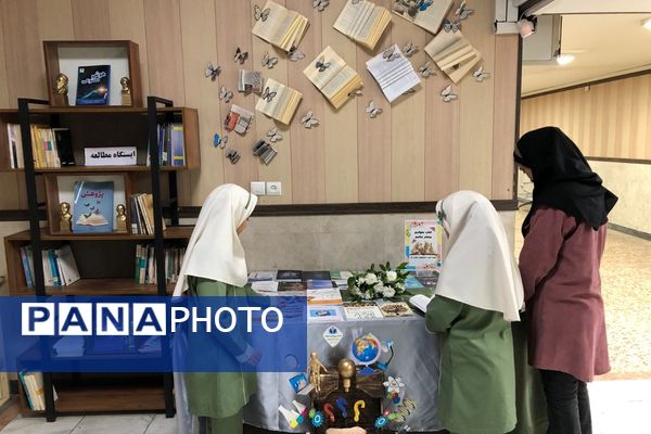 ایجاد غرفه‌های کتاب توسط دانش‌آموزان به مناسبت هفته کتاب و کتابخوانی در ناحیه دو شهرری 