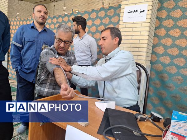 برپایی میز خدمت ادارات شهرستان حاجی آباد در نماز جمعه به‌مناسبت هفته دولت