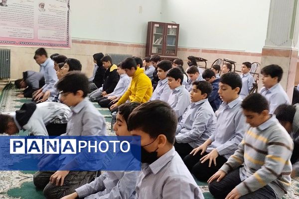 گفت‌وگوی آموزشی پس از اقامه نماز جماعت در دبیرستان شهید چمران