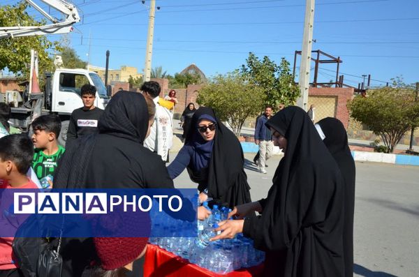 مشت‌های درهم گره خورده دانش‌آموزان کهگیلویه و بویراحمد در راهپیمایی ۲۲ بهمن