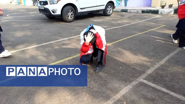 برگزاری مانور زلزله در دبیرستان سردار شهید قاسم سلیمانی 