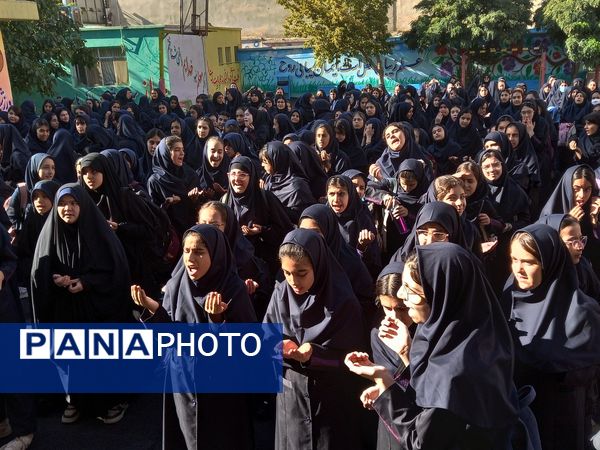 نواختن زنگ آغاز سال تحصیلی در دبیرستان سیزده آبان 