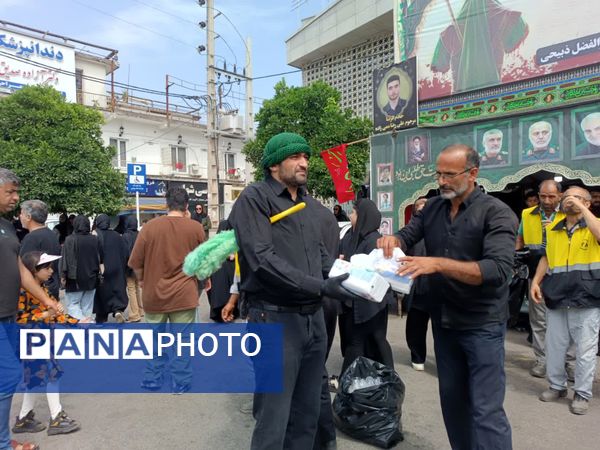 دسته‌روی عاشقان امام حسین (ع) در روز عاشورا 