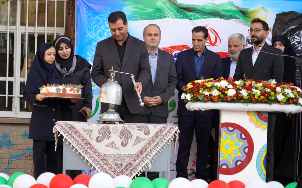 زنگ استکبارستیزی در دبیرستان شاهد غفاری اصفهان نواخته شد 