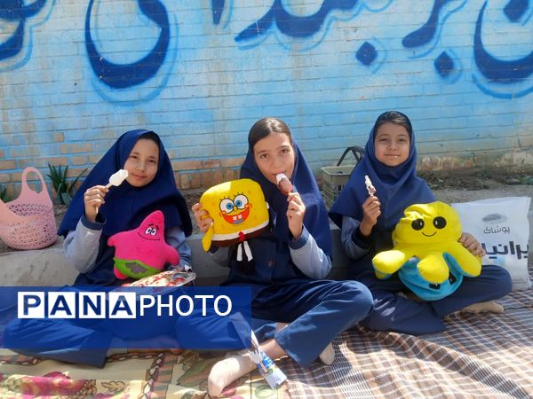 بازارچه درون مدرسه در دبستان دخترانه شهید احمد خاقانی شیروان