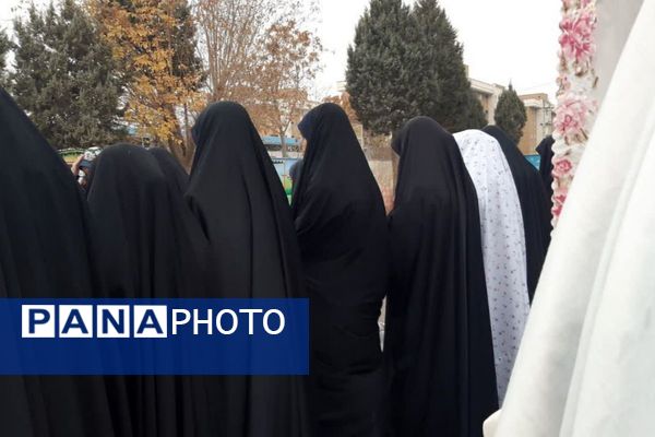  نماز باران در مدرسه جنت با حضور جمعی دانش‌آموزان