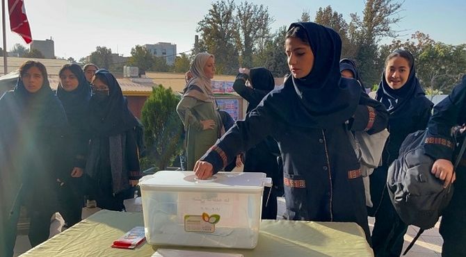 جشن عاطفه‌ها در مدرسه شهید تیمسار فلاحی ناحیه 1 کرج  برگزار شد