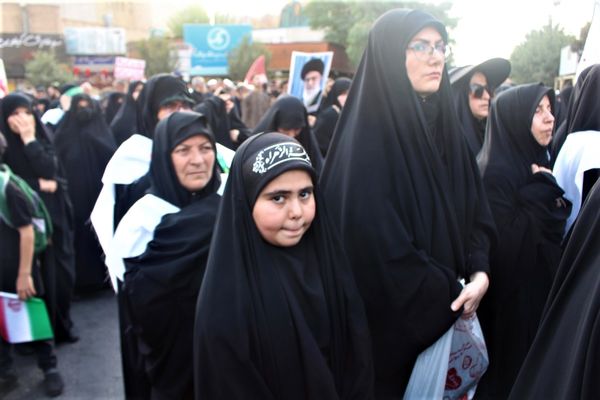 حماسه حضور نوجوانان کفن‌پوش قمی در راهپیمایی «عهد خون»