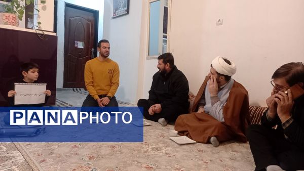 دیدار امام جماعت مسجد پنج تن آل عبا با خانواده مدافع حرم «مصطفی علیزاده»