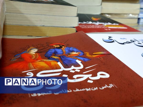 گشایش نمایشگاه کتاب در فرهنگسرای فاروج 