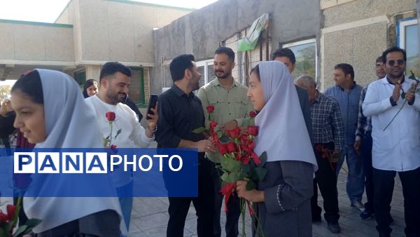 قدردانی پیشتازان دبستان شهید نجفی فدافن از پرستاران بیمارستان حضرت ابوالفضل