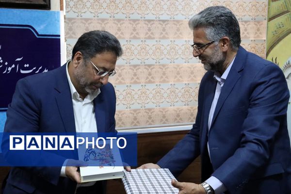 گرامیداشت هفته معلم با تجلیل از فرهنگیان آموزش و پرورش منطقه ۱۴ 