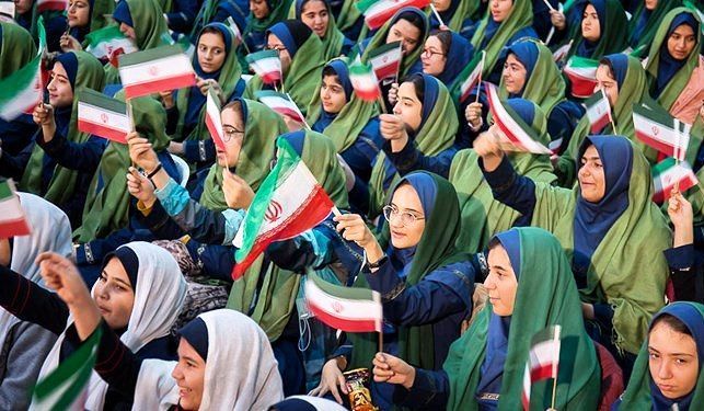 حضور پررنگ دانش‌آموزان در مراسم دهه فجر؛ سنگرهای فرهنگی و سیاسی را استوارتر می‌کند
