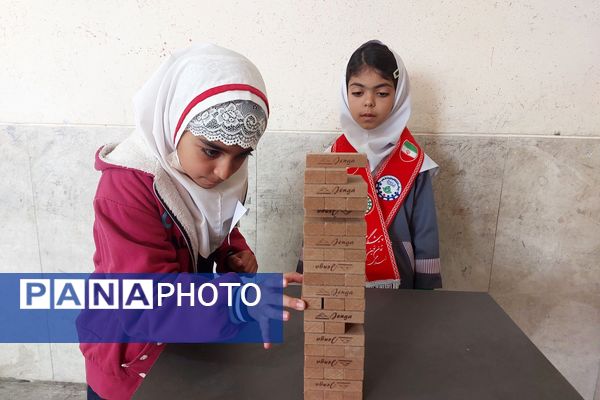 تصاویری زیبا از تمرکز دانش‌آموزان دختر در المپیاد رویش ناحیه۳ شیراز 