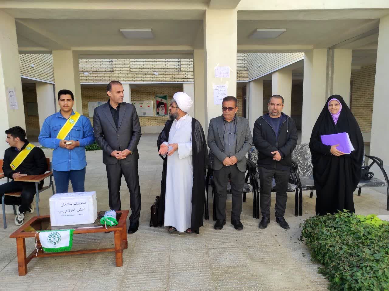 مشارکت پرشور دانش‌آموزان در انتخابات شورای پیشتاز مدرسه کوثر