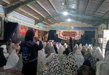 اقامه نماز جماعت دانش‌آموزی در دبیرستان هیئت امنایی هاجر
