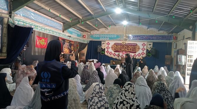 اقامه نماز جماعت دانش‌آموزی در دبیرستان هیئت امنایی هاجر