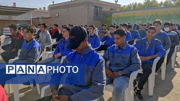 آیین نواختن زنگ استکبار ستیزی و یادواره وطن یار در هنرستان آیت الله خامنه‌ای بجستان