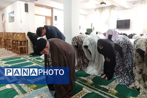 اقامه نماز جماعت در دبیرستان شهید مجید دهنوی نیشابور