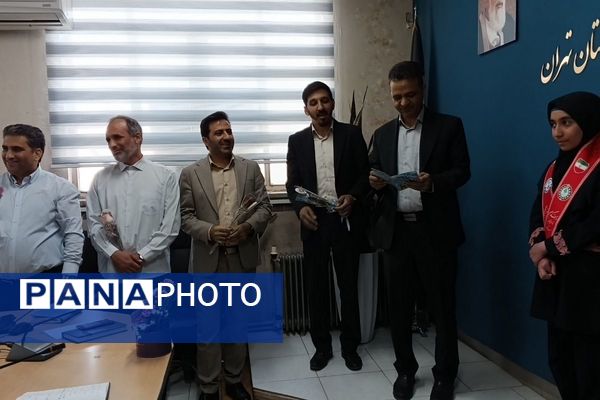 تجلیل دانش آموزان مدرسه هدی۱ از  مدیر ومعاونین آموزش و پرورش شهرستان قدس