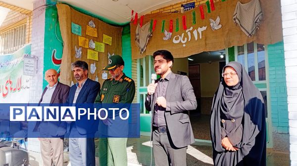 دبیرستان دخترانه فدک میزبان آیین زنگ نمادین «استکبار‌ستیزی» در شهر بن 