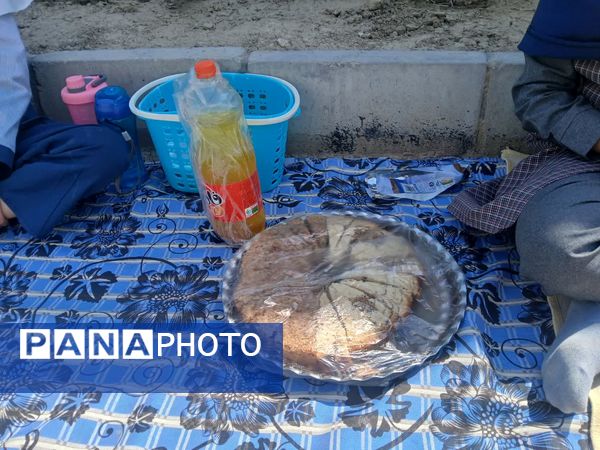 بازارچه درون مدرسه در دبستان دخترانه شهید احمد خاقانی شیروان