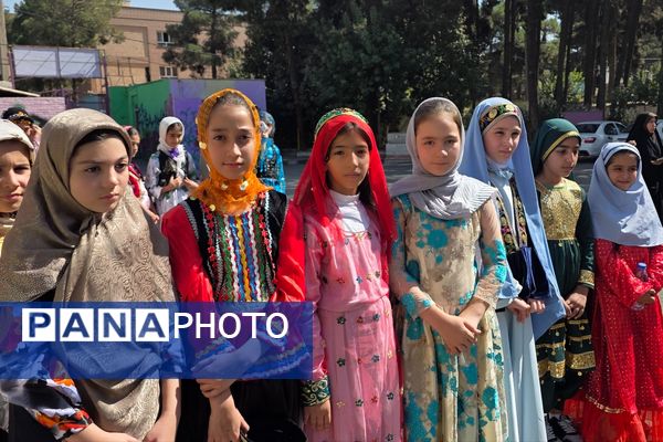 جشن عاطفه‌ها؛ لبریز از مهربانی در دبستان دخترانه قدر بهارستان ۲