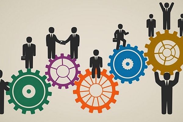 نقش مدارس در تقویت روحیه  کارگروهی دانش‌آموزان