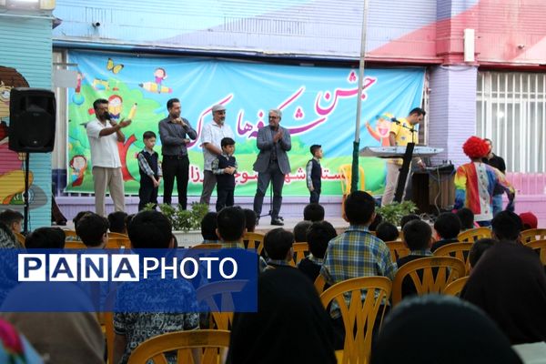 جشن شکوفه‌ها در دبستان منوچهر رزاقی ناحیه۳ مشهد