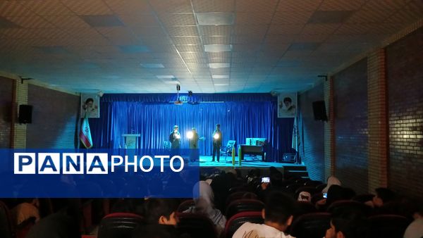 تقدیر از دانش‌آموزان فعال محمدشهری در زمینه‌های فرهنگی و هنری